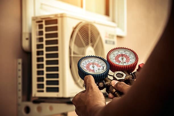Professional Emergency Hvac technician working in Hillsboro, ND